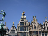 Statue of Brabo Fountain in Grote Markt (Town Square) with Guilds Houses in Background Fotografisk trykk av Bruce Bi