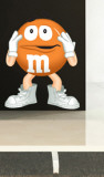 Orange M&M Seinätarra