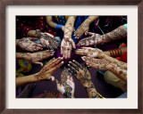 Pakistani Girls Show Their Hands Painted with Henna Ahead of the Muslim Festival of Eid-Al-Fitr Lámina fotográfica enmarcada por Khalid Tanveer Pakistani Girls Show Their Hands Painted with Henna Ahead of the Muslim Festival of Eid-Al-Fitr Lámina fotográfica enmarcada por Khalid Tanveer