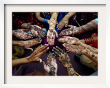 Pakistani Girls Show Their Hands Painted with Henna Ahead of the Muslim Festival of Eid-Al-Fitr Lámina fotográfica enmarcada por Khalid Tanveer Pakistani Girls Show Their Hands Painted with Henna Ahead of the Muslim Festival of Eid-Al-Fitr Lámina fotográfica enmarcada por Khalid Tanveer