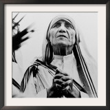 Mother Teresa of Calcutta Prays During a Religious Service Framed Photographic Print