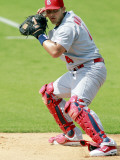 St. Louis Cardinals v Florida Marlins, JUPITER, FL - MARCH 01: Yadier Molina Fotografie-Druck von Marc Serota
