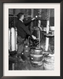 'Brewmeister' Fills Kegs at a Bootleg Brewery During Prohibition, 1933 Posters
