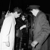 Elizabeth Taylor with Husband Eddie Fisher Arriving at London Clinic, October 1960 Lámina fotográfica Elizabeth Taylor with Husband Eddie Fisher Arriving at London Clinic, October 1960 Lámina fotográfica