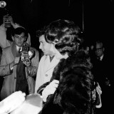 Elizabeth Taylor Arriving at London Clinic with Husband Eddie Fisher, October 1960 Lámina fotográfica Elizabeth Taylor Arriving at London Clinic with Husband Eddie Fisher, October 1960 Lámina fotográfica