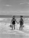 Boy and Girl Standing on Beach, Holding Hands, Rear View Photographie par H. Armstrong Roberts
