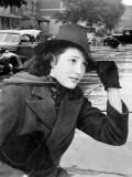 Woman Out in Traffic During a Rain Storm Holding the Brim of Her Hat Lámina fotográfica por H. Armstrong Roberts Woman Out in Traffic During a Rain Storm Holding the Brim of Her Hat Lámina fotográfica por H. Armstrong Roberts