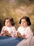 Twin Girls Saying Nightly Prayers Praying By Bedside Photographie par H. Armstrong Roberts