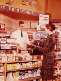 Woman at Pharmacy Counter Talking To Pharmacist Photographie par H. Armstrong Roberts