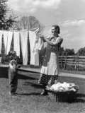 Mother and Daughter Doing Laundry Hanging Wash Fotografie-Druck von H. Armstrong Roberts