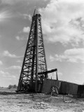Oil Well and Derrick Fotografie-Druck von H. Armstrong Roberts