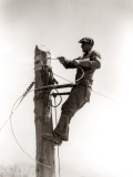Man Worker, Working Atop Utility Pole, Installing Electric Wires For Power Utilities Photographie par H. Armstrong Roberts