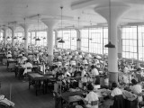 Women in Textile Factory at Sewing Machines Fotografie-Druck von H. Armstrong Roberts