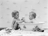 Babies Washing Photographie par H. Armstrong Roberts