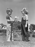 Boy Giving Bouquet of Daisies To Little Girl Photographie par H. Armstrong Roberts