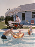 Retro Family in Backyard, Showing an In-Ground Swimming Pool Photographie par H. Armstrong Roberts