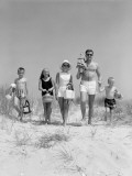 Family of Five, in Bathing Suits, Walking Towards Beach, Carrying Parasol and Picnic Photographie par H. Armstrong Roberts