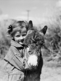 Girl Wearing Striped Overalls, Hugging Burro Donkey Lámina fotográfica por H. Armstrong Roberts Girl Wearing Striped Overalls, Hugging Burro Donkey Lámina fotográfica por H. Armstrong Roberts