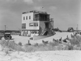 Summer Beach House, Cars in Driveway Impressão fotográfica por H. Armstrong Roberts