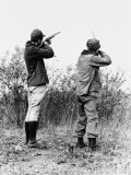 Two Men Hunting Photographie par H. Armstrong Roberts