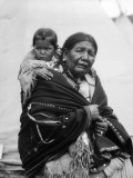 Sioux Woman Carrying Baby in Papoose on Back Photographie par H. Armstrong Roberts