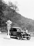 Map Reading Photographie par H. Armstrong Roberts