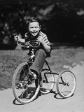 Young Boy (6-7) Riding Tricycle in Park, Portrait Lámina fotográfica por George Marks