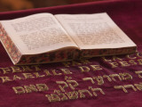 Hebrew Bible in Fes Synagogue, Morocco Fotografisk tryk af William Sutton