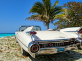 Classic 1959 White Cadillac Auto on Beautiful Beach of Veradara, Cuba Photographie par Bill Bachmann