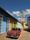Old Classic Chevy on Cobblestone Street of Trinidad, Cuba Photographie par Bill Bachmann