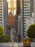 Cable Car Crossing California Street With Bay Bridge Backdrop in San Francisco, California, USA Photographie par Chuck Haney