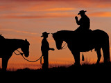 Cowboy and Cowgirl Silhouetted on a Ridge in the Big Horn Mountains, Wyoming, USA Photographie par Joe Restuccia III
