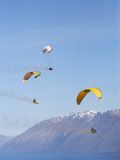 Paragliders Over Mountains, Queenstown, South Island, New Zealand Lámina fotográfica por David Wall