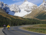 Road Bicycling on the Icefields Parkway, Banff National Park, Alberta, Canada Photographie par Chuck Haney