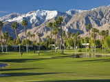 Desert Princess Golf Course and Mountains, Palm Springs, California, USA Photographie par Walter Bibikow