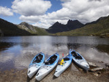 Kayaks, Cradle Mountain and Dove Lake, Lake St Clair National Park, Western Tasmania, Australia Photographie par David Wall