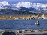 Tufa Formations & Mono Lake Below Sierra Nevada, Mono Lake Tufa State Natural Reserve, CA Lámina fotográfica por Scott T. Smith Tufa Formations & Mono Lake Below Sierra Nevada, Mono Lake Tufa State Natural Reserve, CA Lámina fotográfica por Scott T. Smith