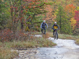 Mountain Bikers on the Slickrock of Dupont State Forest in North Carolina, USA Photographie par Chuck Haney