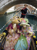 Couple at the Annual Carnival Festival Enjoy Gondola Ride, Venice, Italy Fotografie-Druck von Jim Zuckerman