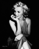 Marilyn Monroe - Sitting Plakater Marilyn Monroe - Sitting Plakater