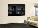 Glittering Night View of the Brooklyn Bridge Spanning the Glassy Waters of the East River Wandgemälde von Andreas Feininger