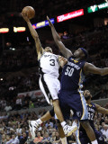 Memphis Grizzlies v San Antionio Spurs - Game Five, San Antonio, TX - APRIL 27: George Hill and Zac Photographie par Jed Jacobsohn