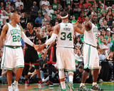 Miami Heat v Boston Celtics - Game Four, Boston, MA - MAY 9: Ray Allen, Paul Pierce and Kevin Garne Fotografisk tryk af Brian Babineau Miami Heat v Boston Celtics - Game Four, Boston, MA - MAY 9: Ray Allen, Paul Pierce and Kevin Garne Fotografisk tryk af Brian Babineau
