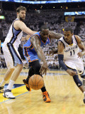Oklahoma City Thunder v Memphis Grizzlies - Game Four, Memphis, TN - MAY 09: Mike Conley and Kendri Photographie par Andy Lyons