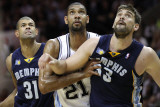 Memphis Grizzlies v San Antionio Spurs - Game Five, San Antonio, TX - APRIL 27: Tim Duncan, Shane B Photographie par Jed Jacobsohn