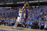 Los Angeles Lakers v Dallas Mavericks - Game Three, Dallas, TX - MAY 6: Kobe Bryant and Jason Kidd Photographic Print by Danny Bollinger