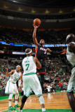 Miami Heat v Boston Celtics - Game Four, Boston, MA - MAY 9: Dwyane Wade and Jermaine O'Neal Fotografisk trykk av Brian Babineau