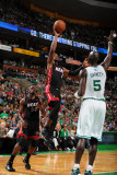 Miami Heat v Boston Celtics - Game Four, Boston, MA - MAY 9: Dwyane Wade and Kevin Garnett Fotografisk trykk av Brian Babineau