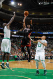 Miami Heat v Boston Celtics - Game Four, Boston, MA - MAY 9: Dwyane Wade and Kevin Garnett Fotografisk trykk av Brian Babineau