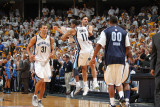 Oklahoma City Thunder v Memphis Grizzlies - Game Four, Memphis, TN - MAY 9: Greivis Vasquez, Mike C Impressão fotográfica por Joe Murphy Oklahoma City Thunder v Memphis Grizzlies - Game Four, Memphis, TN - MAY 9: Greivis Vasquez, Mike C Impressão fotográfica por Joe Murphy